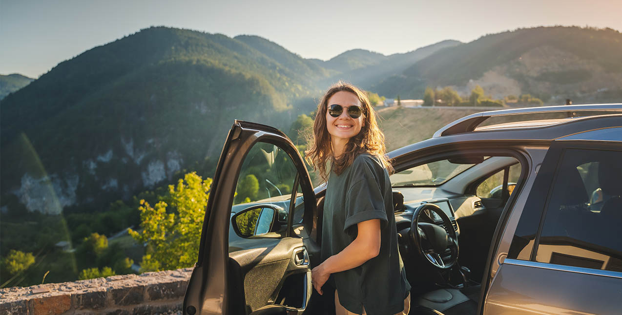 Girl on road trip - Discover the road to better banking.